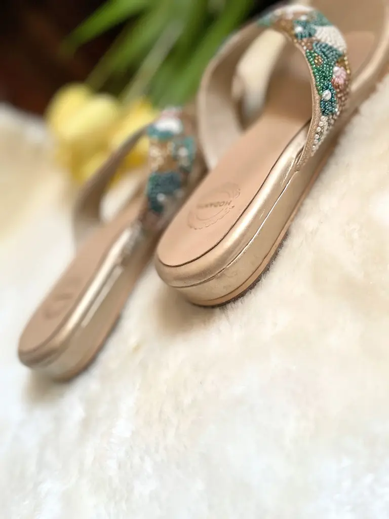 Embroidered V-Strap Slipons_Heel.webp